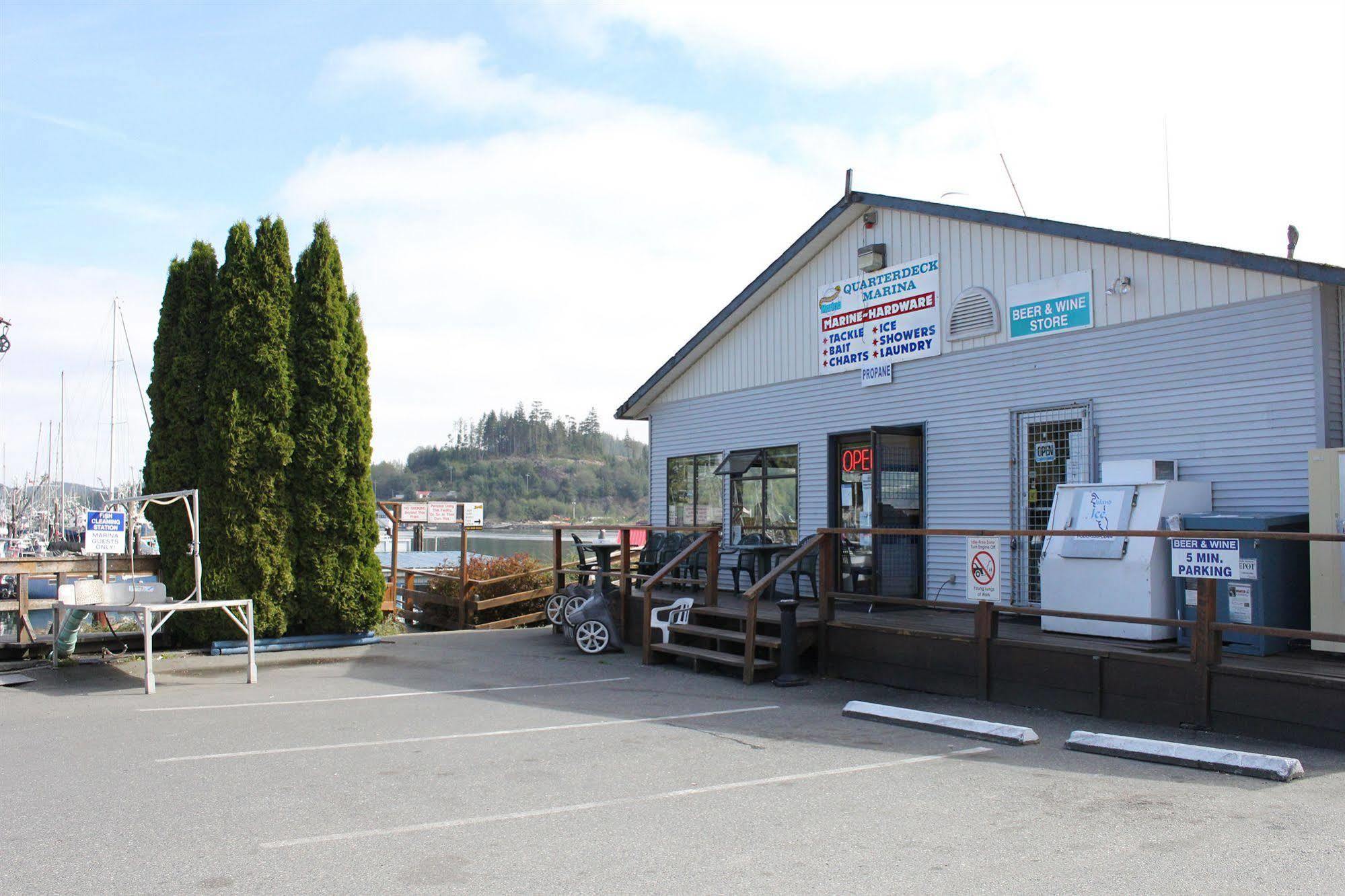 Quarterdeck Inn Port Hardy Esterno foto