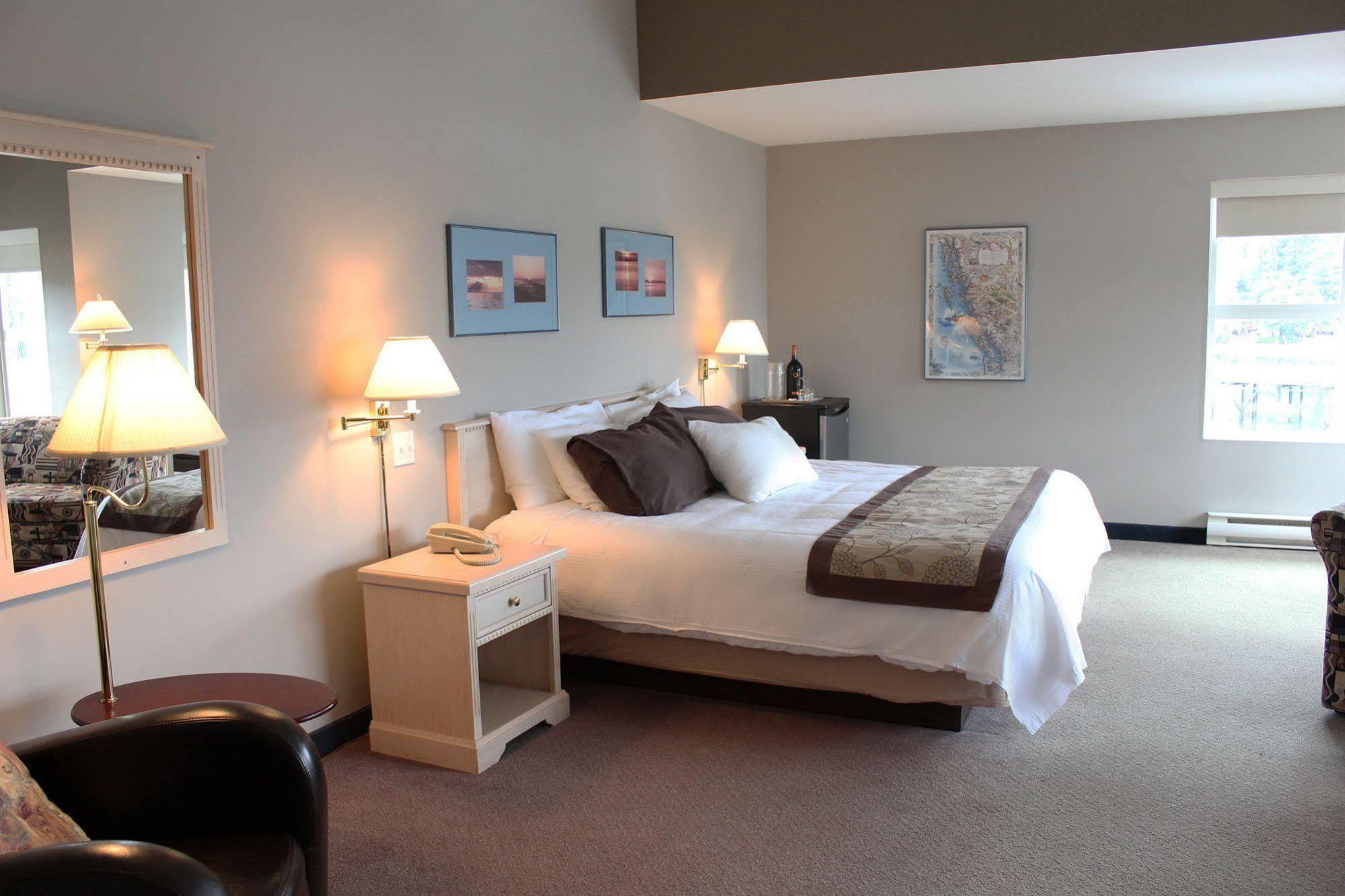 Quarterdeck Inn Port Hardy Esterno foto