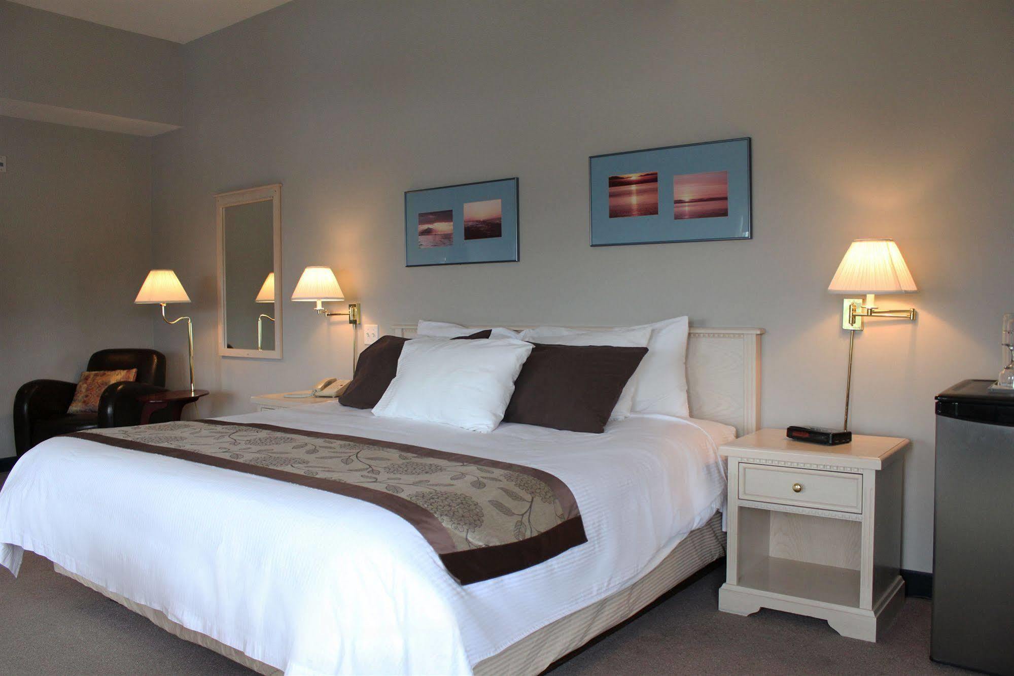 Quarterdeck Inn Port Hardy Esterno foto