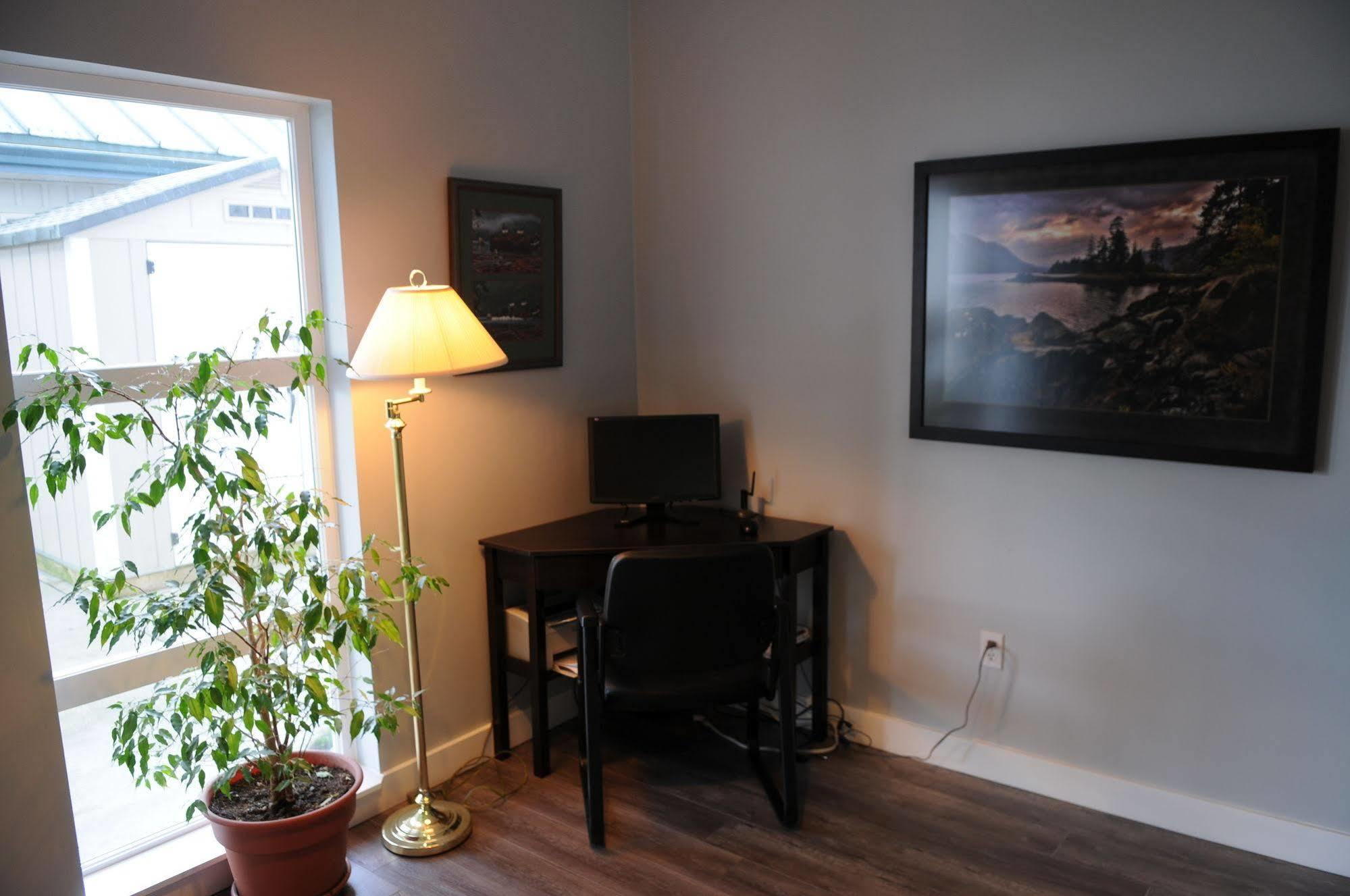 Quarterdeck Inn Port Hardy Esterno foto
