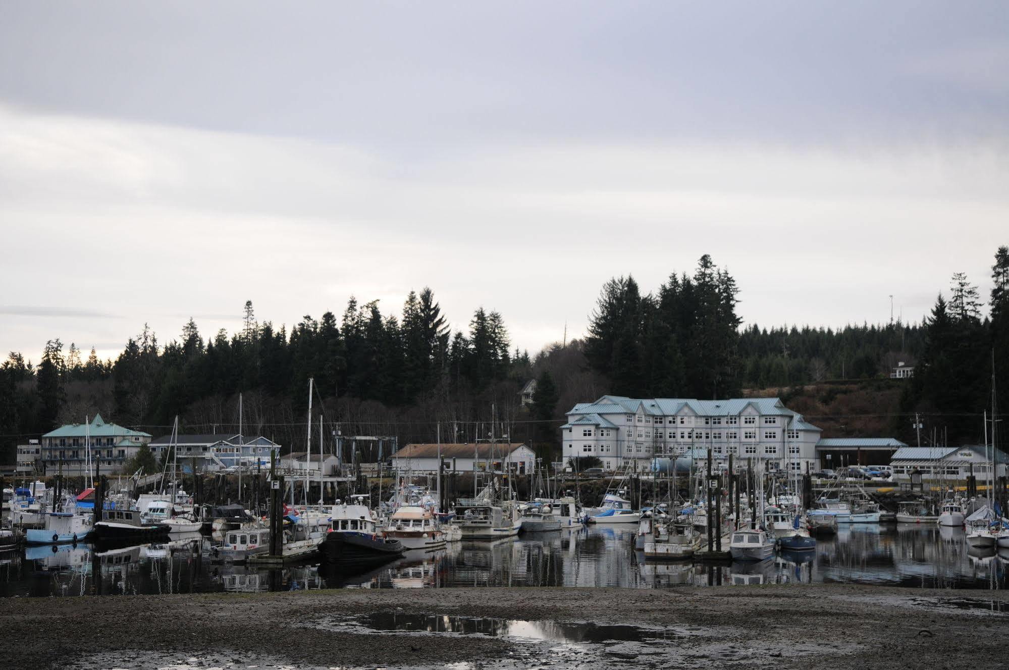Quarterdeck Inn Port Hardy Esterno foto